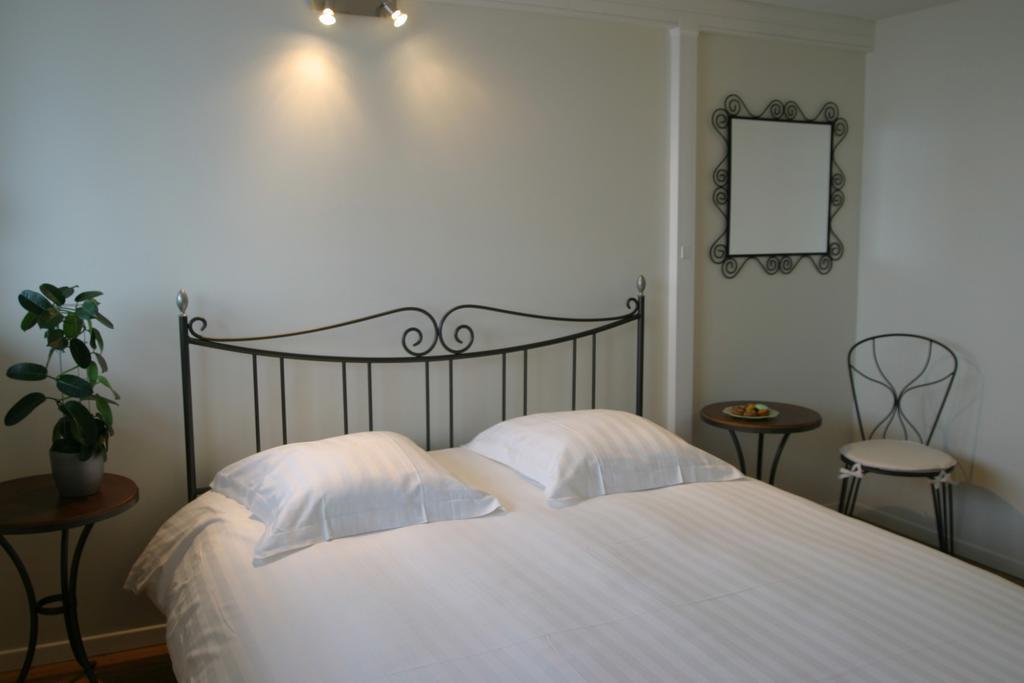 Hotel Pierre Blanche Chatillon-en-Michaille Стая снимка